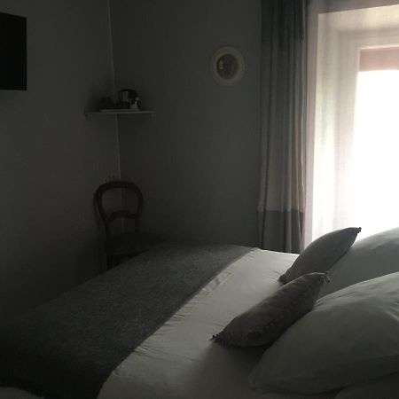 L'Un Des Sens Hotel Villefranche-de-Lonchat Bagian luar foto