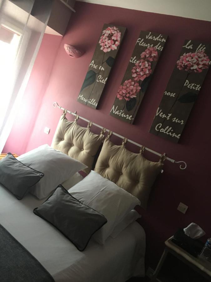L'Un Des Sens Hotel Villefranche-de-Lonchat Bagian luar foto