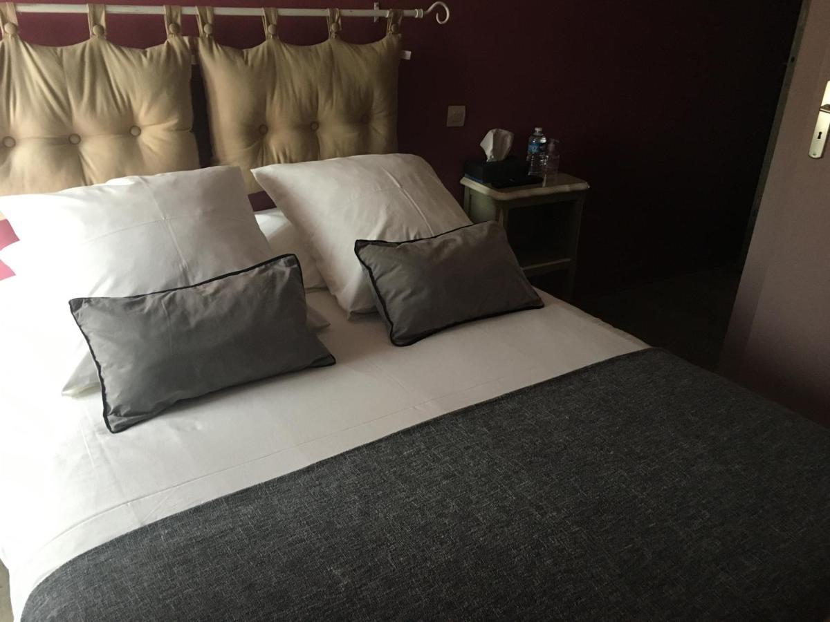 L'Un Des Sens Hotel Villefranche-de-Lonchat Bagian luar foto
