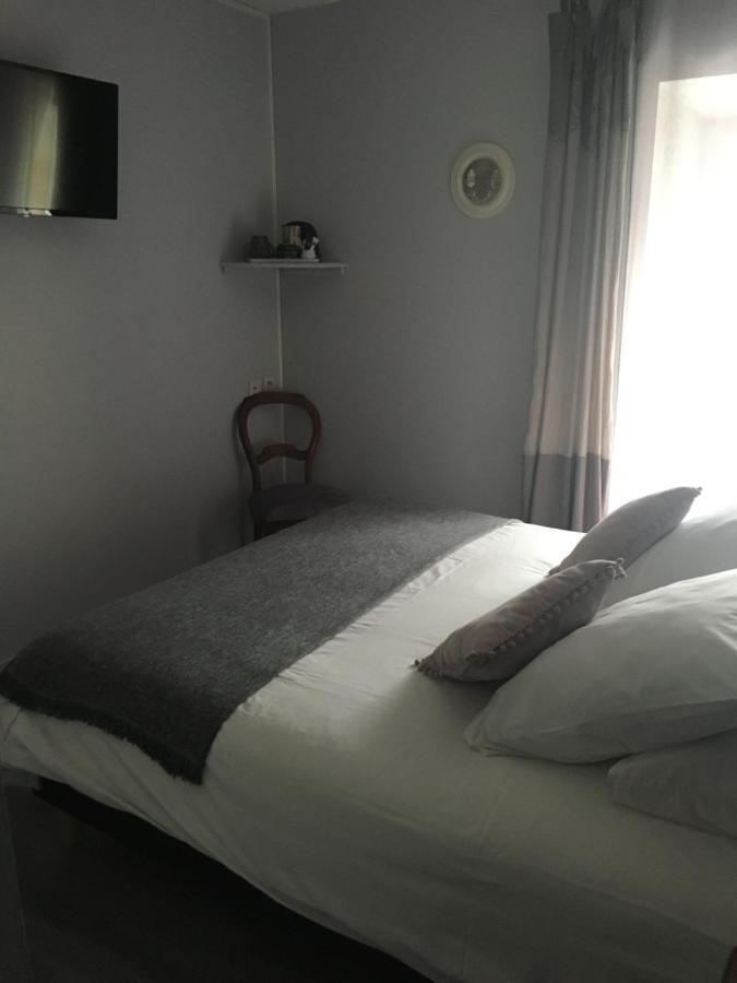 L'Un Des Sens Hotel Villefranche-de-Lonchat Bagian luar foto