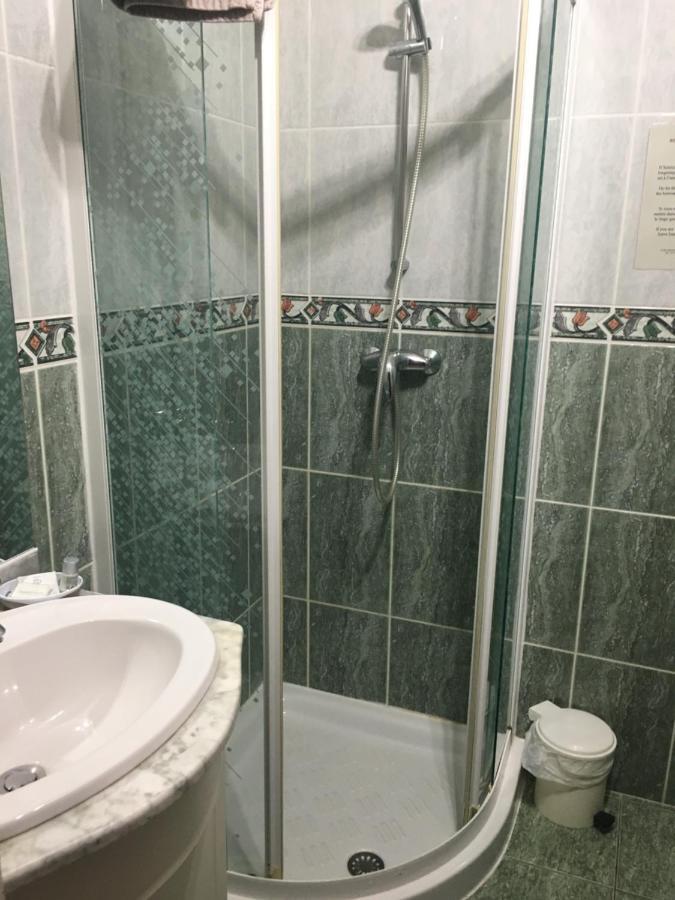 L'Un Des Sens Hotel Villefranche-de-Lonchat Bagian luar foto