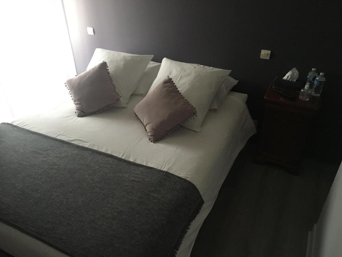 L'Un Des Sens Hotel Villefranche-de-Lonchat Bagian luar foto