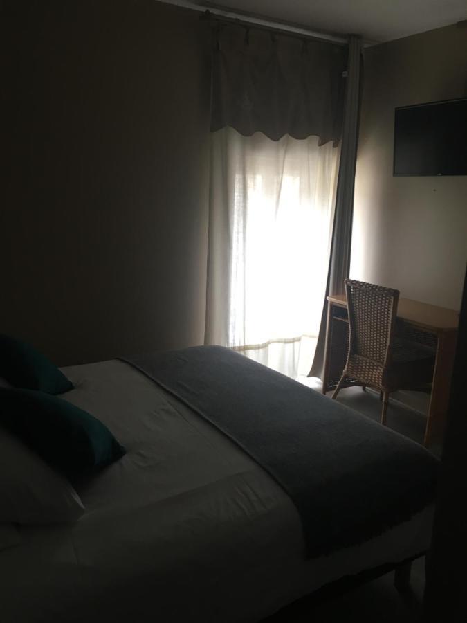 L'Un Des Sens Hotel Villefranche-de-Lonchat Bagian luar foto