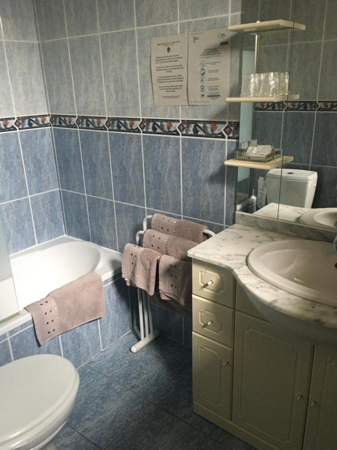 L'Un Des Sens Hotel Villefranche-de-Lonchat Bagian luar foto