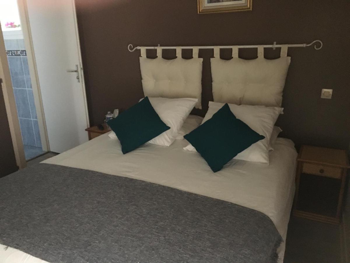 L'Un Des Sens Hotel Villefranche-de-Lonchat Bagian luar foto