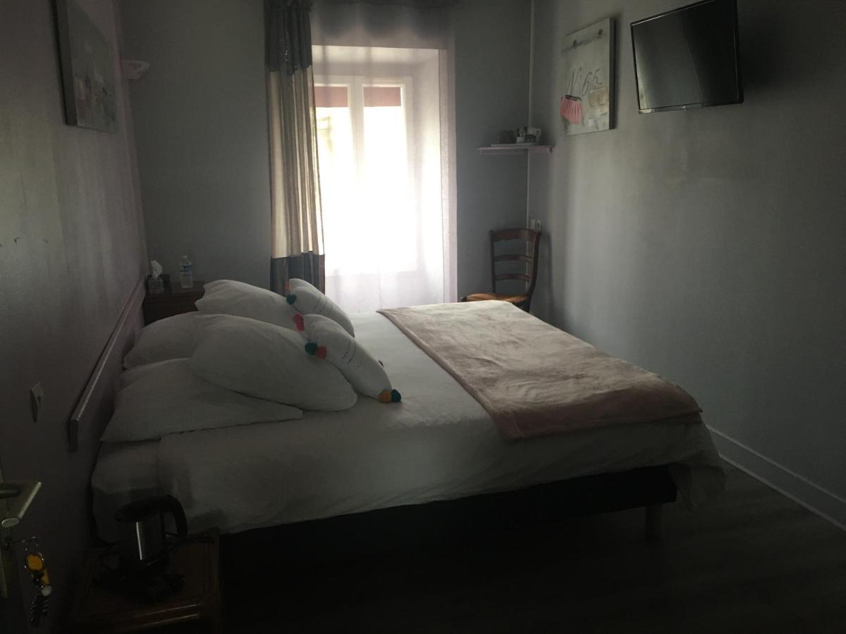 L'Un Des Sens Hotel Villefranche-de-Lonchat Bagian luar foto