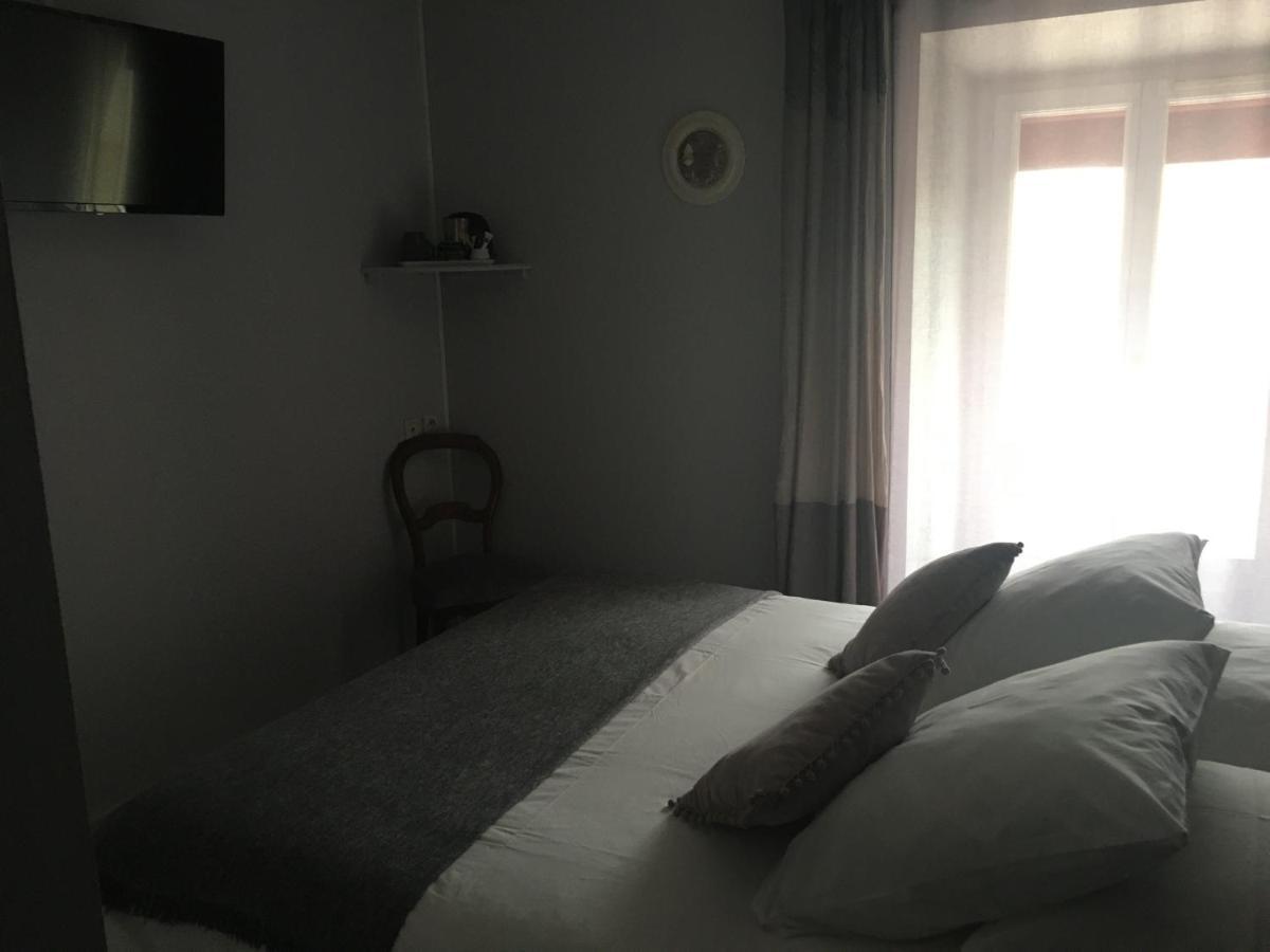 L'Un Des Sens Hotel Villefranche-de-Lonchat Bagian luar foto