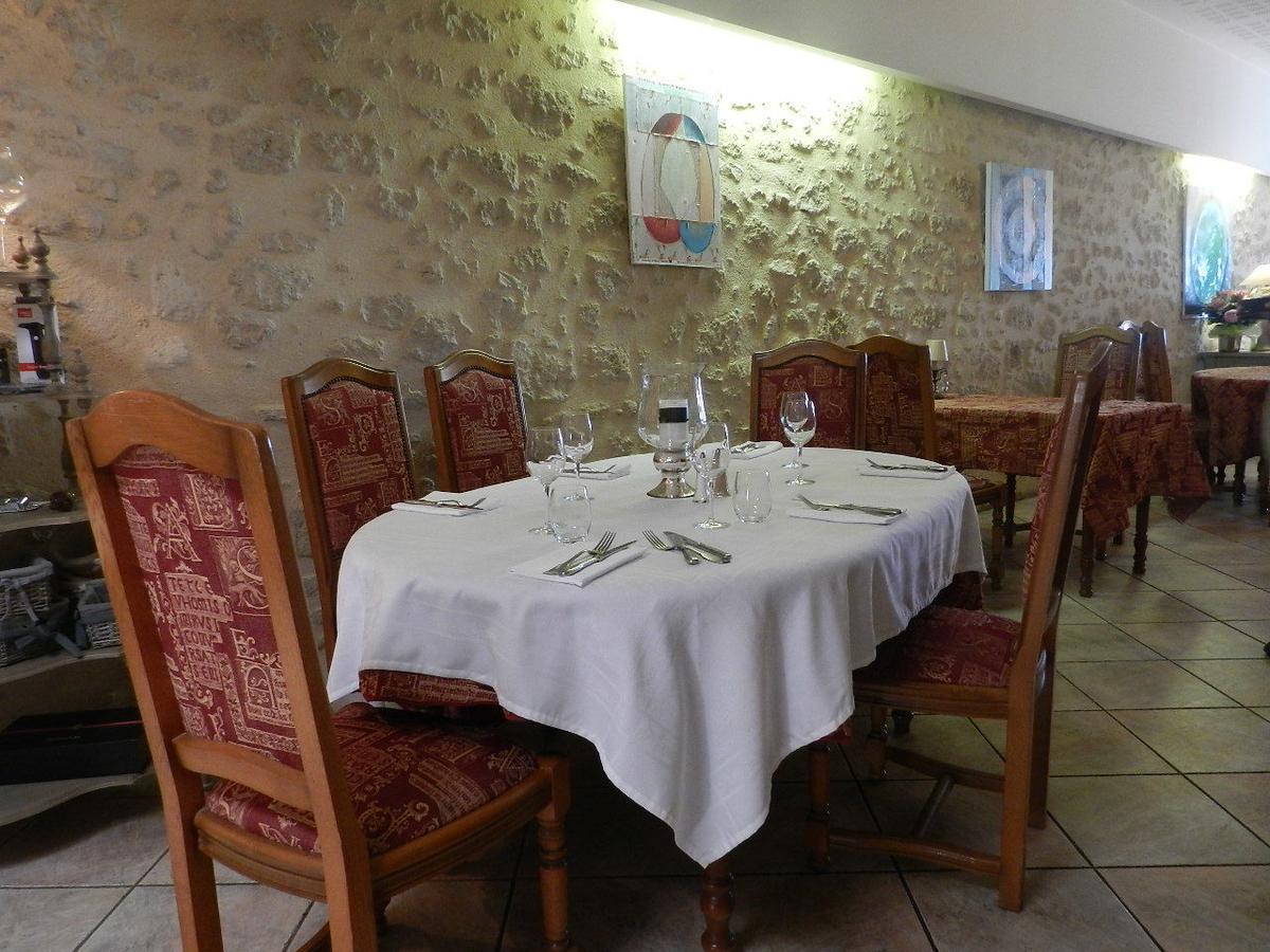 L'Un Des Sens Hotel Villefranche-de-Lonchat Bagian luar foto