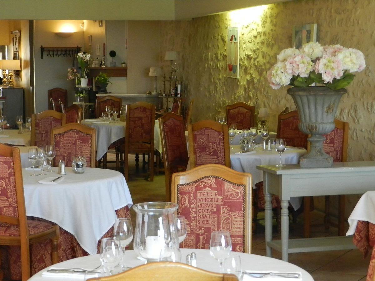 L'Un Des Sens Hotel Villefranche-de-Lonchat Bagian luar foto